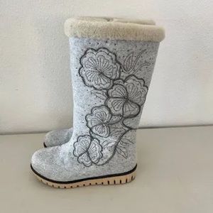Azura womens wool felt winter boots. New in box, Size 38 or USA 7. Perfect